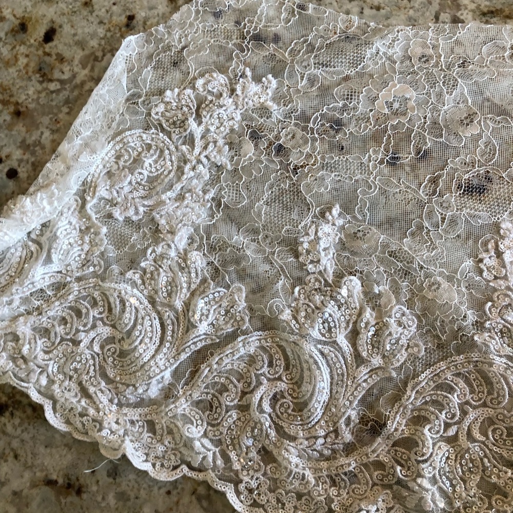 Wedding gown lace Chantilly? - Picture 3 of 10